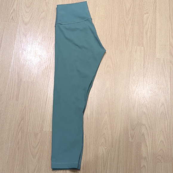 Lululemon Women's Crop Training Tights - Picture 3 of 6